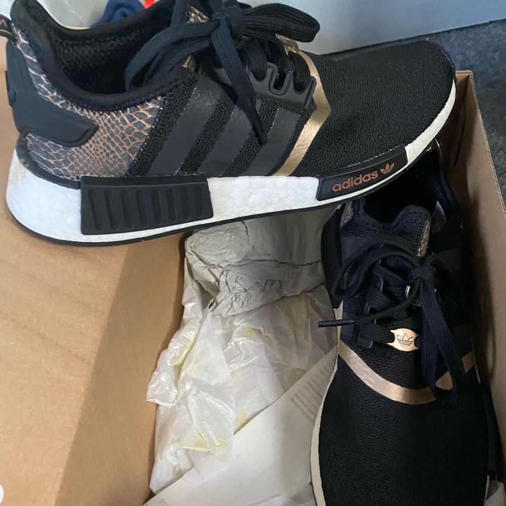 Brand new adidas size 7 ladies shoe. Too big for me and was unable to return.